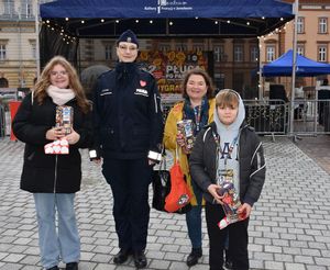 Policjantka z ososbami kwestującymi