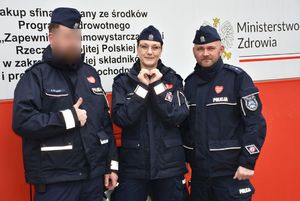 Policjanci przed krwiobusem