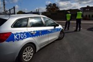 radiowóz i dwóch policjantów ruchu drogowego na drodze