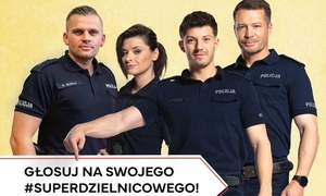 czterech policjantów w mundurach