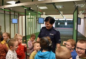 Policjantka wśród dzieci na strzelnicy