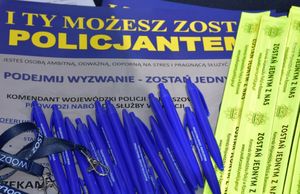 Ulotki i odblaski promujące pracę w Policji