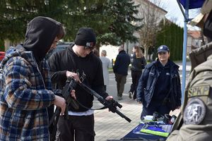 Studenci i policjanci przy stoisku policyjnym