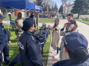 Policjanci na dniu otwartym jarosławskiej uczelni