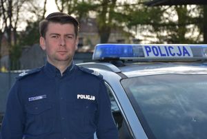 Policjant przy radiowozie