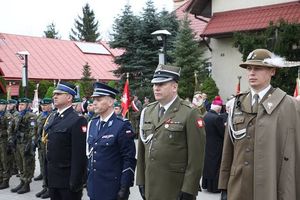 Przedstawiciele służb mundurowych na odchodach uroczystości Katyńsko-Smoleńskiej