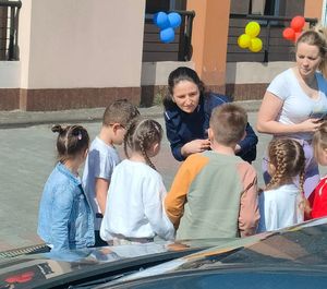 Policjantka rozmawia z dziećmi