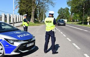 Policjanci kontrolują na drodze prędkość kierujących pojazdami