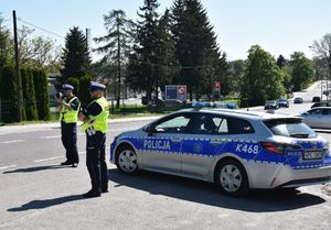 Policjanci podczas kontroli prędkości kierujących