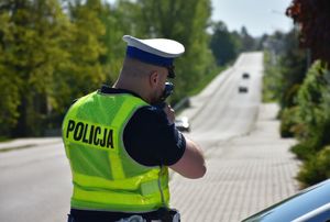 Policjant mierzy prędkość przejeżdżającym pojazdom