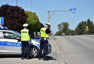 Policjanci w trakcie mierzenia prędkości kierowcom