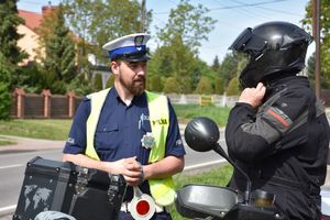 Policjant podczas kontroli kierującego motocyklem