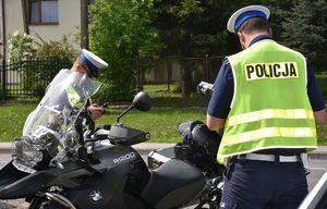 Policjanci w czasie kontroli kierowcy motocykla