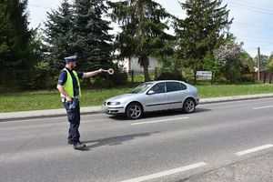 Policjant kieruje ruchem na drodze