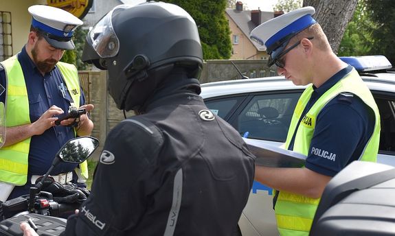 Policjanci sprawdzają kierującego motocyklem w policyjnych systemach