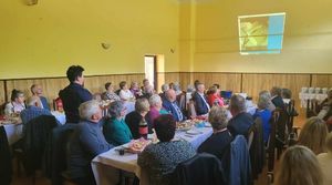 Policjantka podczas prelekcji z seniorami