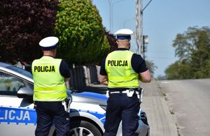 Policjanci w czasie pełnienia służby na drodze