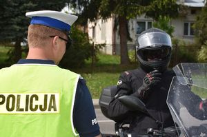 Policjant. W tle motocyklista