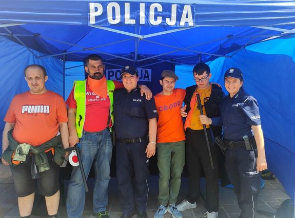 Zdjęcie grupowe policjantów i uczestników Marszu Godności na policyjnym stoisku