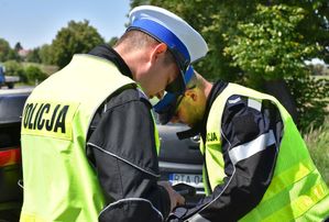 Policjanci w  czasie wykonywania czynności służbowych na drodze.