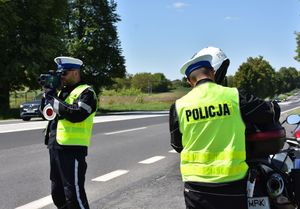 Policjanci w trakcie pełnienia służby na drodze