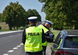 Policjanci w trakcie kontroli kierującego pojazdem