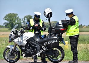 Policjanci w trakcie pełnienia służby na drodze