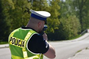 Policjant mierzy prędkości przejeżdżającym pojazdom