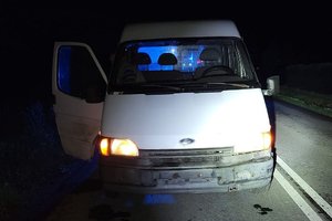 Samochód Ford Transit na drodze w porze nocnej.