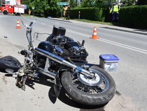 Uszkodzony motocykl na jezdni