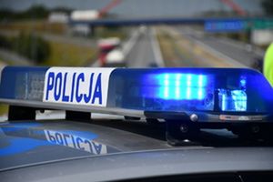 Sygnalizator na dachu radiowozu z napisem Policja