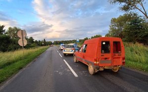 Pojazd na prawym pasie ruchu. Przed nim znajdują się dwa radiowozy.