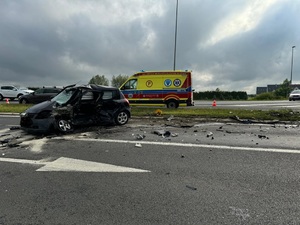 uszkodzony samochód na drodze służby