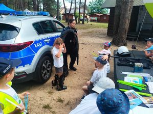Policjantka z dziećmi przy radiowozie