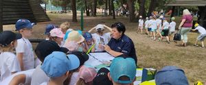 Policjantka z dziećmi podczas pikniku