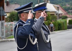 Policjanci oddają hołd