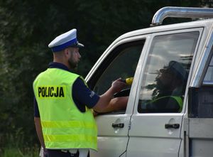 Policjant kontroluje stan trzeźwości kierującego pojazdem