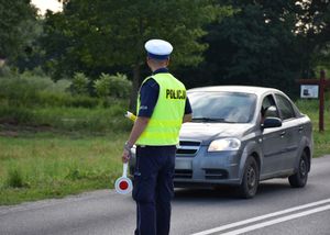 Policjant podczas kontroli drogowej