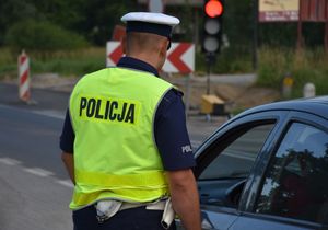 Policjant w trakcie kontroli kierującego pojazdem