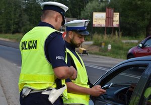 Policjanci badają stan trzeźwości kierującego pojazdem