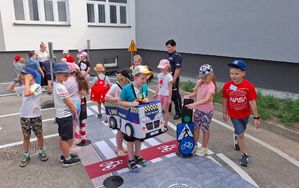 Policjantka z dziećmi na mobilnym miasteczku rowerowym