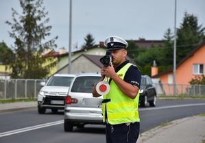 Policjant podczas pomiaru prędkości kierującym