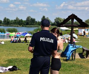 Policjant na plaży rozmawia z kobietą