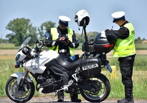 Policjanci podczas służby na drodze.