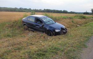 Uszkodzony samochód w przydrożnych polach