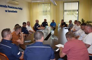 Policjanci i przedstawiciele klubów sportowych podczas spotkania na sali odpraw