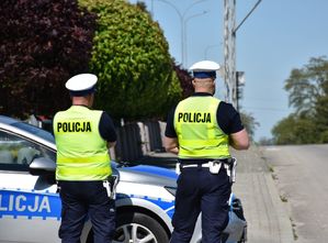 Policjanci podczas pełnienia służby w rejonie drogi