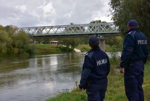 Policjanci kontrolują stan rzeki