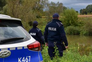 Policjanci kontrolują stan rzeki San