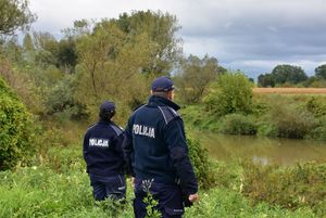 Policjanci kontrolują stan wody w rzece